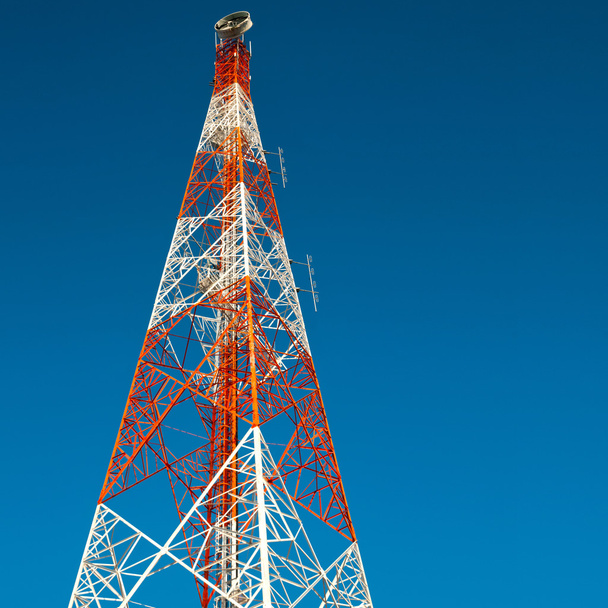 Wieża radiowo-telewizyjna. - Zdjęcie, obraz