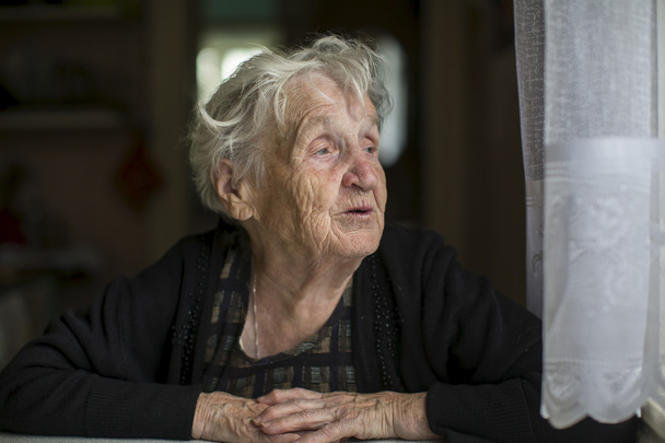 güzel yaşlı kadın - Fotoğraf, Görsel