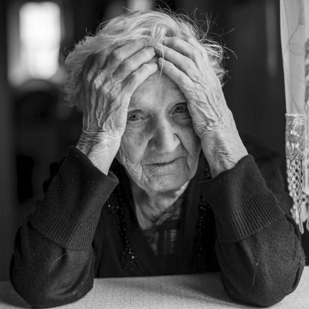 Droevige oudere vrouw  - Foto, afbeelding