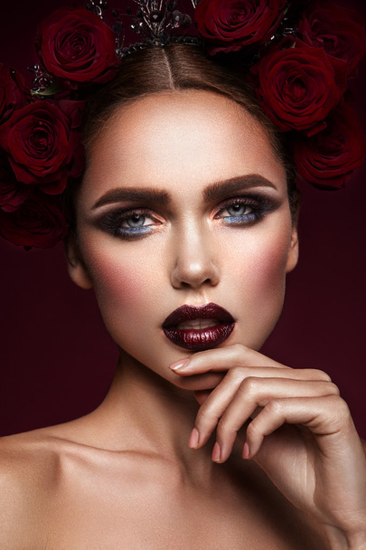 Beauty Fashion Model Mädchen mit dunklem Make-up und Rosen im Haar - Foto, Bild