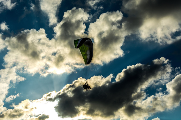 Paraglider op een achtergrond van de bewolkte hemel - Foto, afbeelding