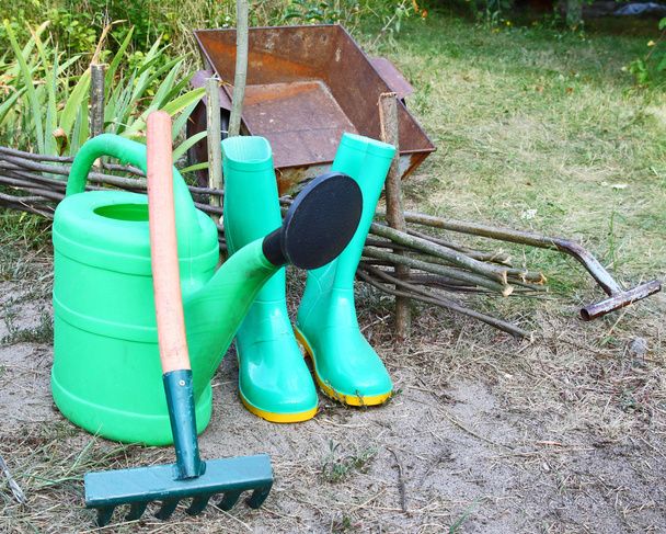 strumenti per il lavoro in un giardino è un ginocchio di innaffiatoio, gomma- - Foto, immagini