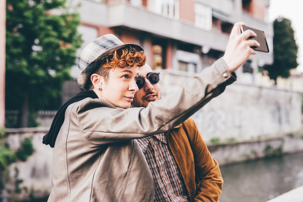 Amigos tomando selfie con smartphone
 - Foto, Imagen