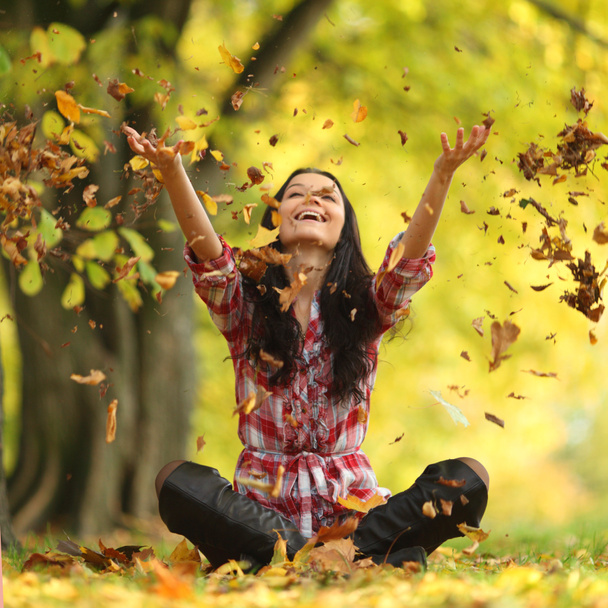 Mujer caída hojas en otoño parque
 - Foto, imagen