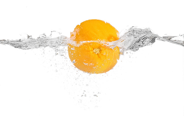 raikas appelsiini vedessä  - Valokuva, kuva