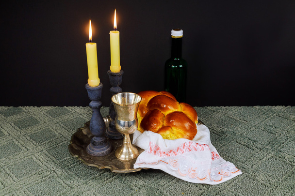 Shabbat Shalom Hebreeuws met Kidoesj kaarsen - Foto, afbeelding