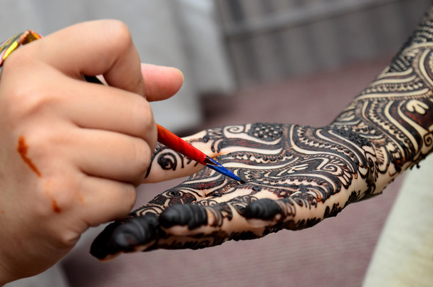 νεαρή γυναίκα mehendi καλλιτέχνης χέννα ζωγραφική στο χέρι - Φωτογραφία, εικόνα
