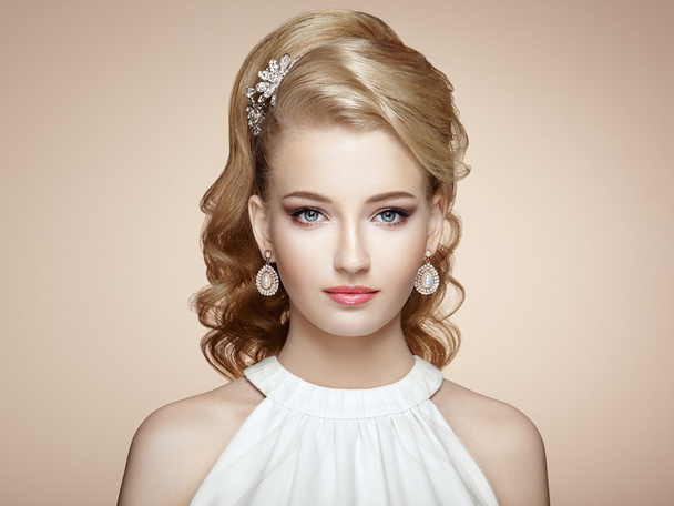 Fashion portrait of young beautiful woman with jewelry - Zdjęcie, obraz