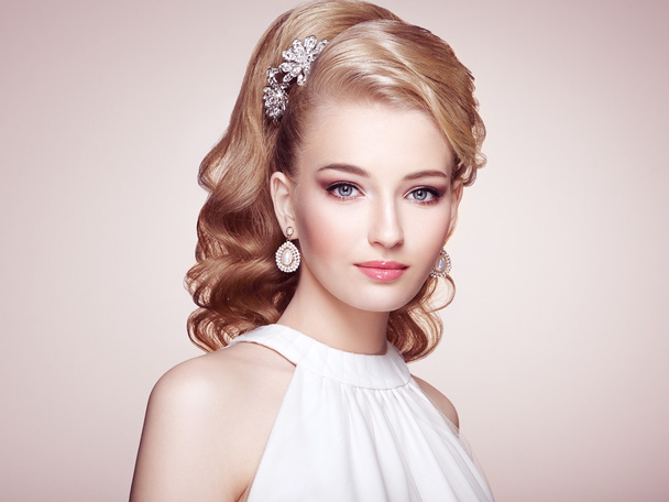Fashion portrait of young beautiful woman with jewelry - Foto, afbeelding