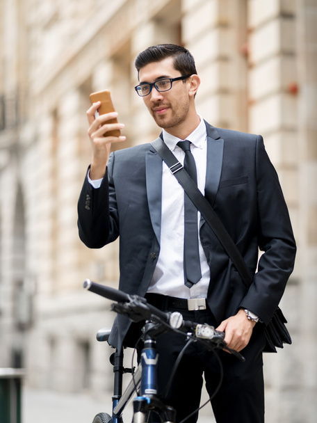 Young businessmen with a bike - Zdjęcie, obraz