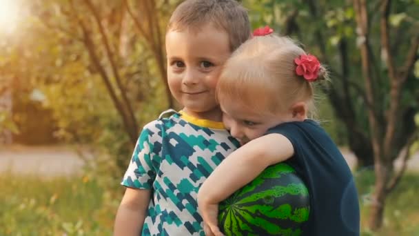 Litlle meisje knuffels en kusjes van een jongen - Video
