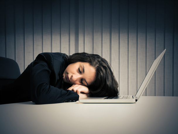 жінка спить над комп'ютером
 - Фото, зображення