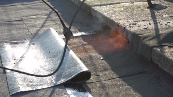Dekarz topi się asfalt - Materiał filmowy, wideo