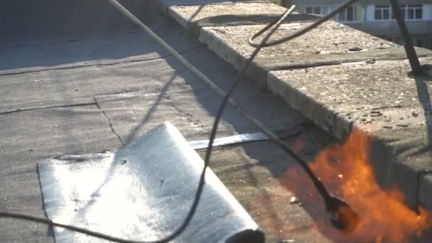 Dekarz topi się asfalt - Materiał filmowy, wideo