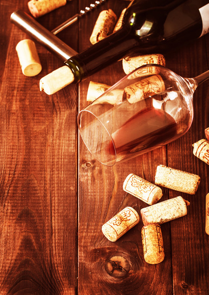 Flasche Rotwein, Glas, Korken und Korkenzieher - Foto, Bild