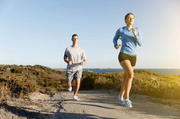 Biegacz Sport jogging na plaży z jej partner - Zdjęcie, obraz