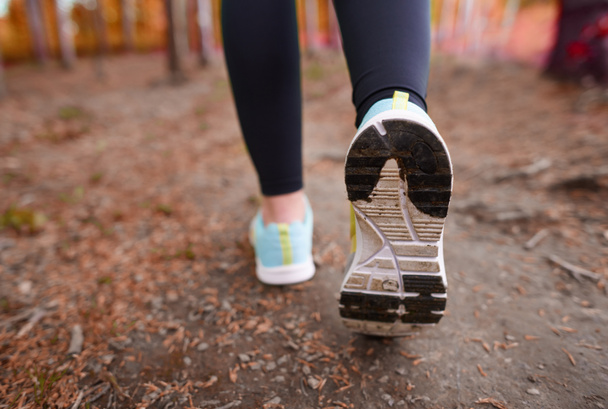 Gambe femminili che corrono in scarpe sportive
  - Foto, immagini