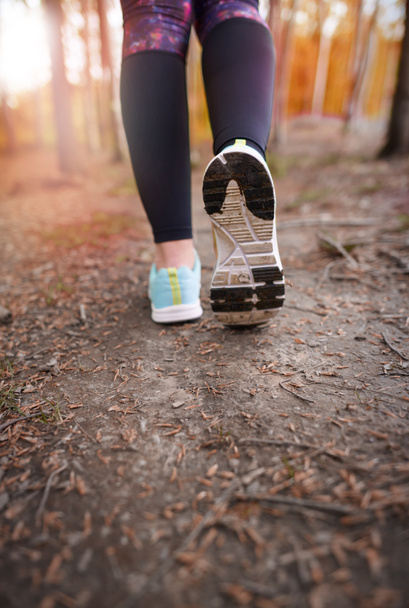 jambes féminines courir dans des chaussures de sport
  - Photo, image