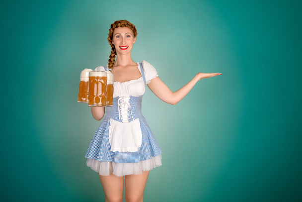 Vereinzelte bayerische Kellnerin im Hintergrund - Foto, Bild