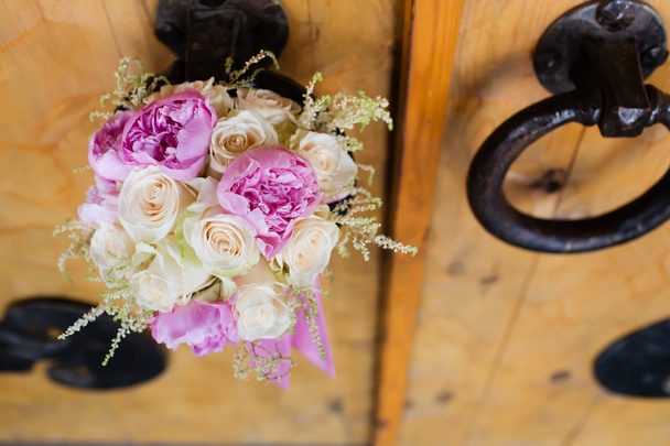 Hermoso ramo nupcial de flores rosas y blancas
 - Foto, imagen