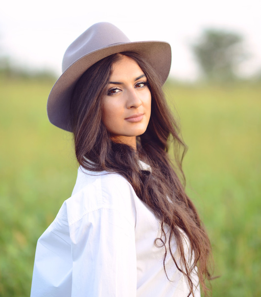 Portrait of beautiful young woman in nature - Foto, Imagen