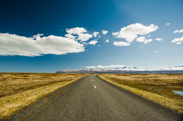 Droga w niesamowite krajobrazy Islandii - Zdjęcie, obraz