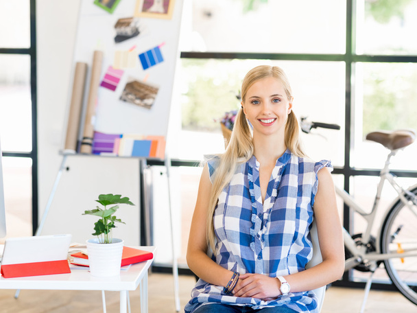 Young woman working in office - Foto, afbeelding