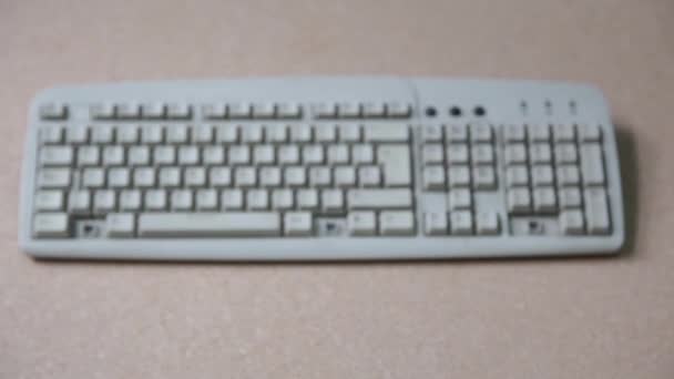 bílá klávesnice bez některá tlačítka - Záběry, video