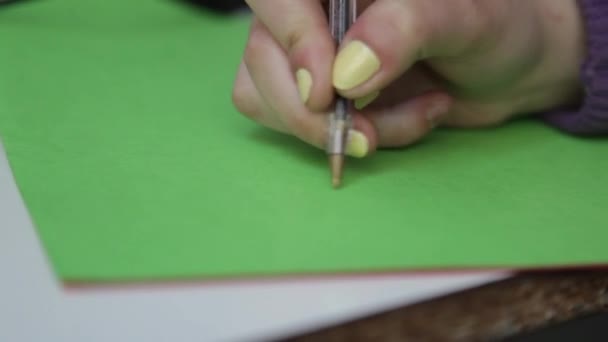 yeşil kağıt üzerine çizim kadın - Video, Çekim