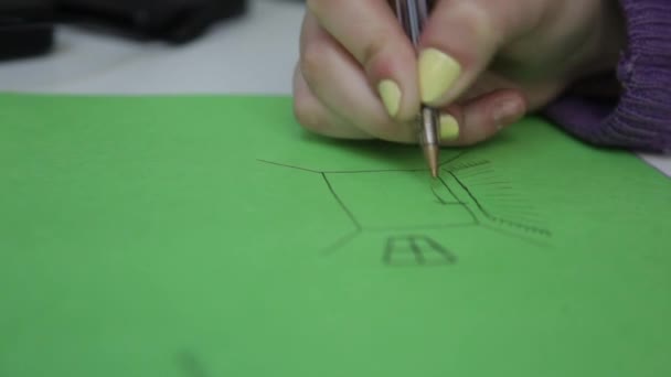 женщина рисует на зеленой бумаге
 - Кадры, видео
