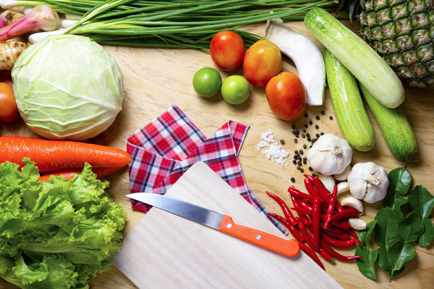 Fondo alimentario saludable, verduras y frutas sobre fondo de madera
 - Foto, Imagen