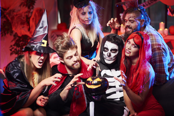 Amici che si divertono alla festa di Halloween
  - Foto, immagini