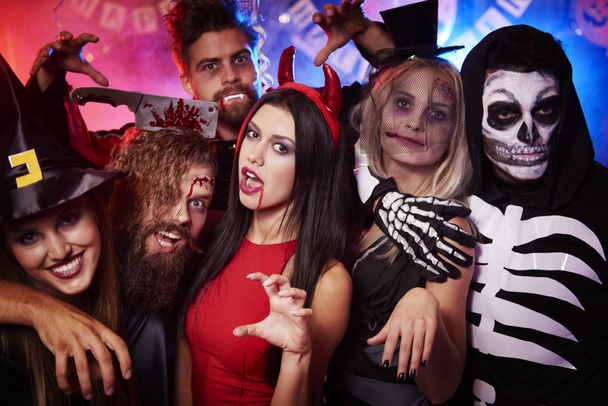 Друзья веселятся на вечеринке в честь Хэллоуина
  - Фото, изображение