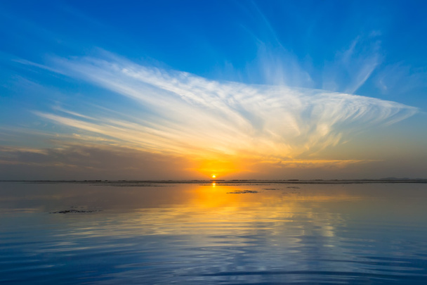 Дзеркало Схід сонця небо з хмарою на озері
. - Фото, зображення