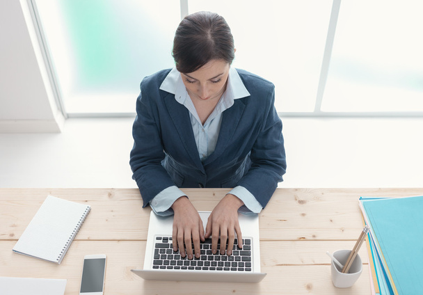 Office worker using a laptop - Φωτογραφία, εικόνα
