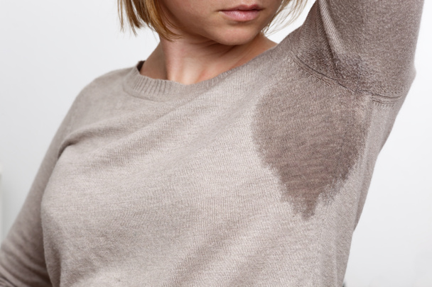 Genç kadın terli gömlek arıyorsunuz - Fotoğraf, Görsel