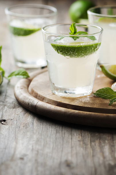 Cocktail with lime and mint - Valokuva, kuva