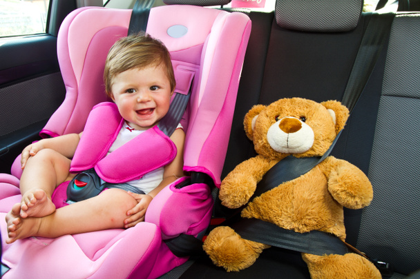 Bebê menina sorriso no carro
 - Foto, Imagem
