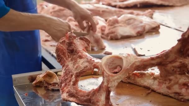 Los carniceros están cortando cadáveres de animales en la mesa
 - Metraje, vídeo