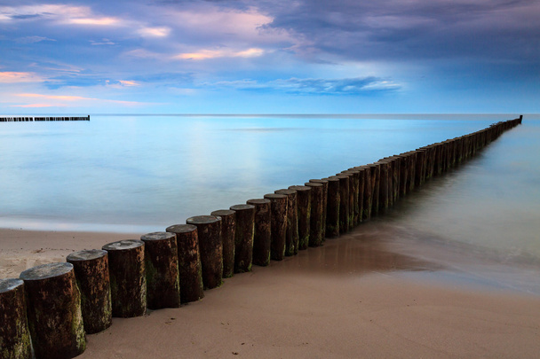 Αμμώδης ακτή με δραματικό ουρανό - Φωτογραφία, εικόνα