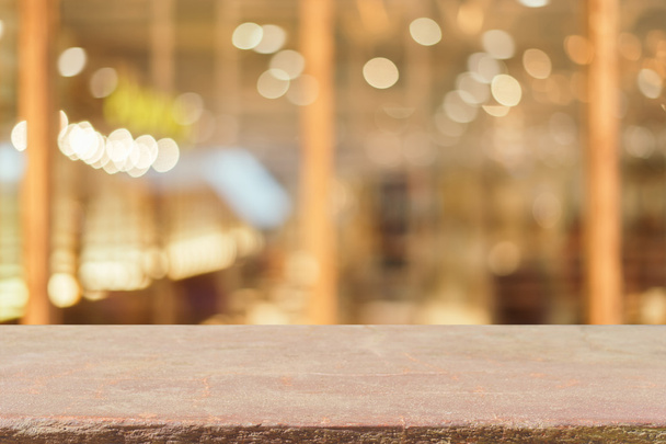 Steintafel leerer Tisch vor verschwommenem Hintergrund. Perspektive brauner Stein über Unschärfe im Coffeeshop - kann für die Anzeige oder Montage Ihrer Produkte verwendet werden. Vintage gefiltertes Bild. - Foto, Bild