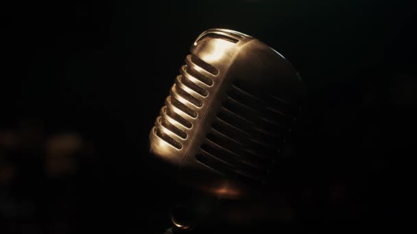 Concert metalen glitter microfoon staan op het podium in lege club. Vintage. - Video