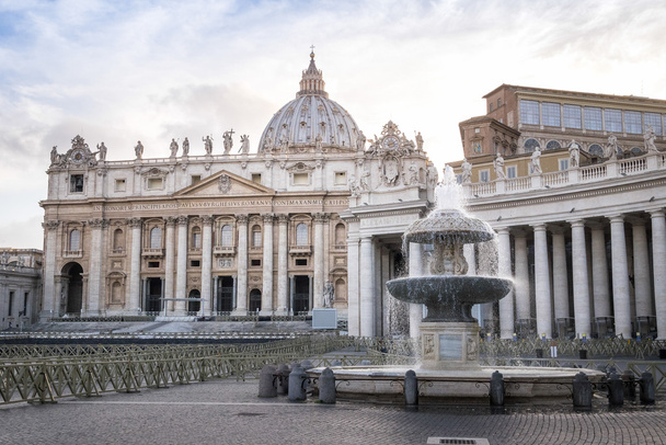 Aziz Petrus Bazilikası ve Vatikan Meydanı - Fotoğraf, Görsel