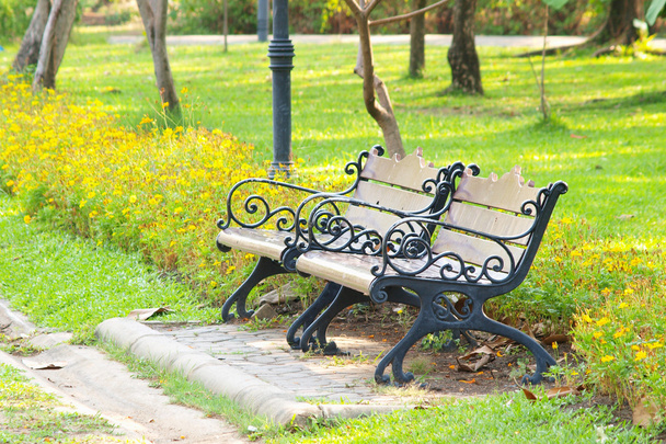 bancos en el parque con flores
 - Foto, imagen