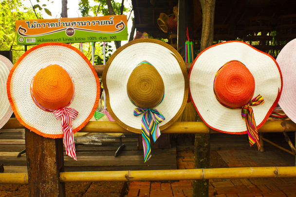 Набор соломенных тканых шляп с красочными лентами в ряд
 - Фото, изображение