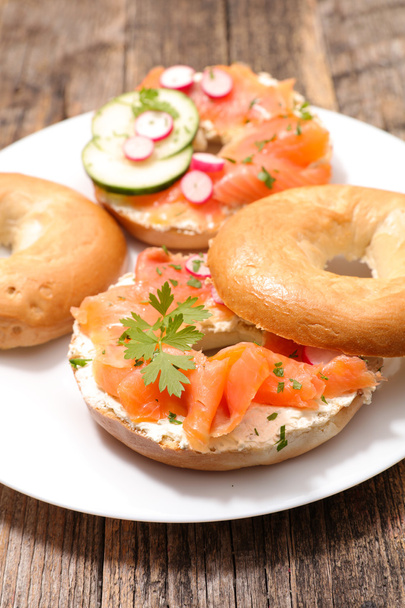 bagels with smoked salmon and cream - Foto, immagini
