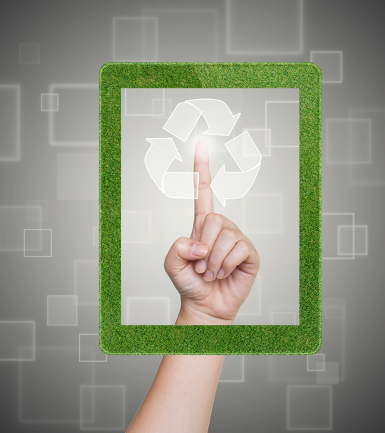 χέρι πιέζοντας το κουμπί ανακύκλωσης του δισκίου σε μια οθόνη αφής - Φωτογραφία, εικόνα