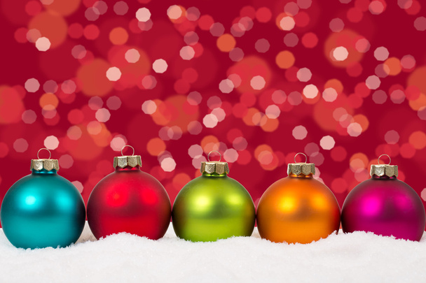 Барвисті різдвяні кульки на фоні ряду прикраси з sno
 - Фото, зображення