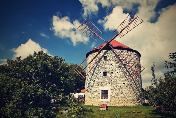 Hermoso molino de viento viejo y paisaje con el sol. Ostrov u Macochy, República Checa. Europa
. - Foto, Imagen