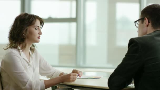 woman talking to a man - Felvétel, videó